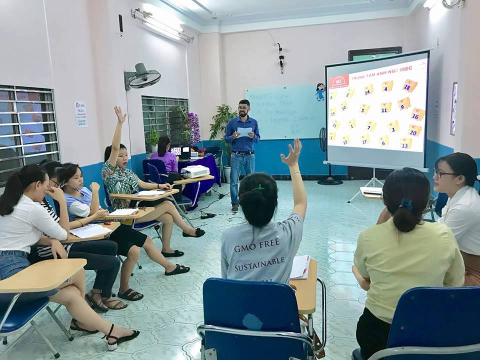 C&aacute;c học vi&ecirc;n đang học rất hăng say tại CLB tiếng Anh tại ISEC